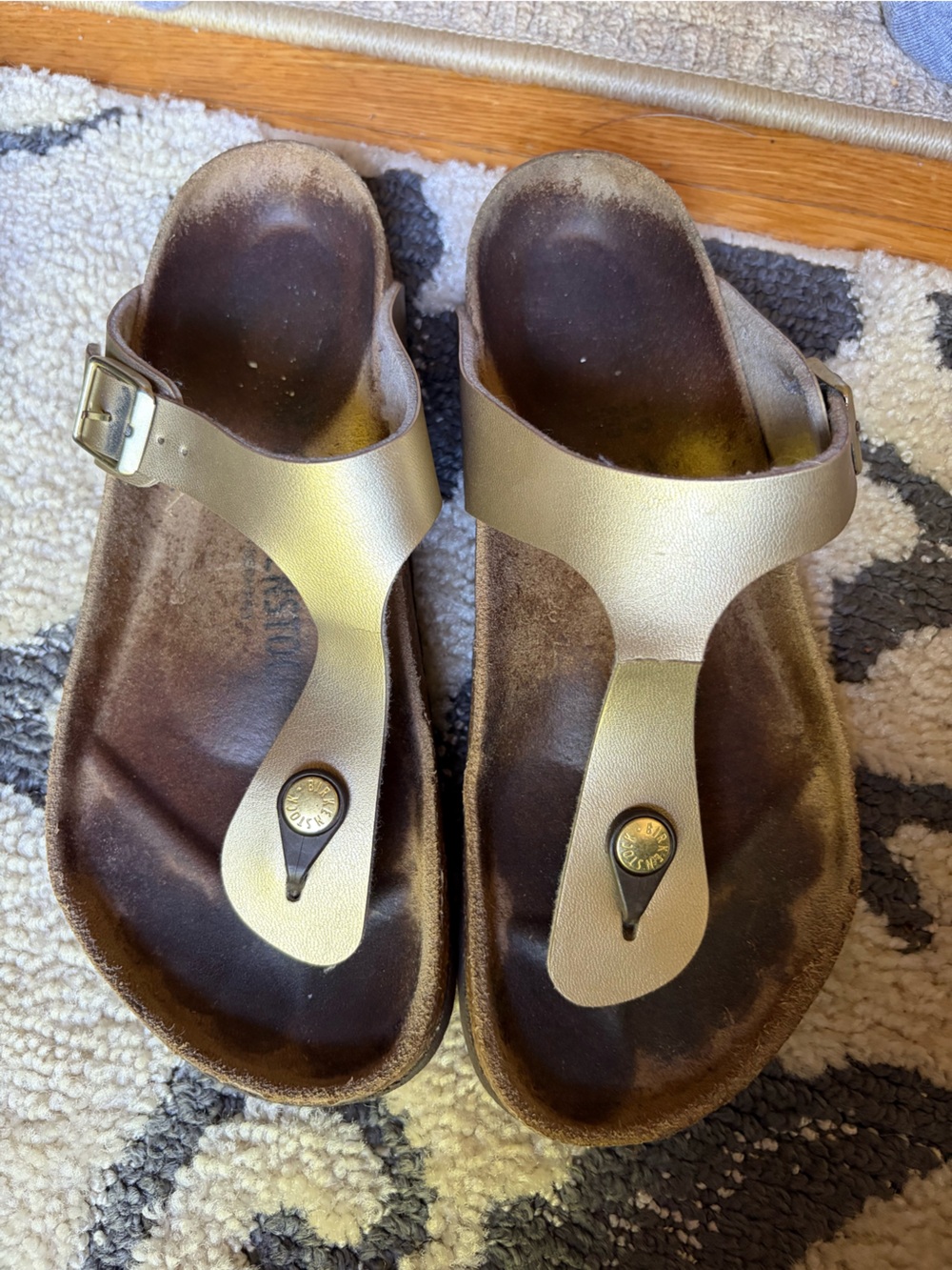 Birkenstock Gizeh Metallic Gold – Size 39 – Cracked Strap